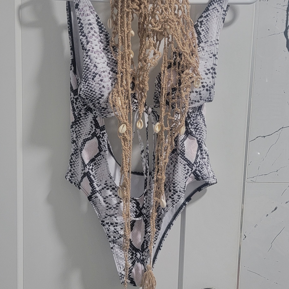 SHEIN Black and White Snakeskin One-Piece Swimwear